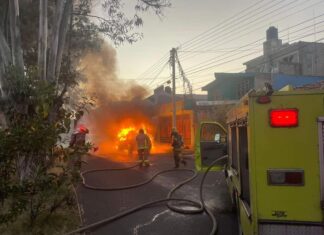 Cuando se dirigía a trabajar se le incendia su auto