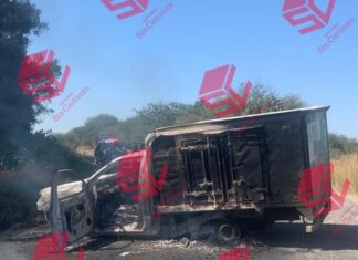 Incendia una camioneta de la empresa Boing en la carretera Casacuaran- Santiago Maravatío, en Yuriria.