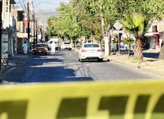 Un hombre fue asesinado a balazos al interior del auto que conducia en la colonia Santa Rosa de Lima en León.