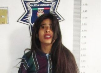 Policía de Guanajuato detiene a una mujer por el delito de robo a transeúntes.