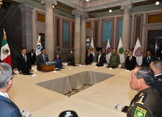 Preside el Gobernador del Estado, Diego Sinhue Rodríguez Vallejo el arranque de la sesión de trabajo.