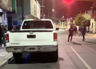 Una mujer perdió la vida después de que la moto en la que viajaba fue embestida por un taxi, el conductor resultó gravemente lesionado.