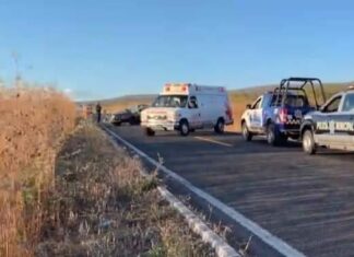 Volcadura en la carretera Salvatierra-Cortazar dejó dos muertos y cuatro heridos.