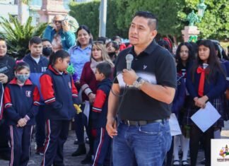 Entregan credenciales a niños y personas con capacidades diferentes en Santiago Maravatío.