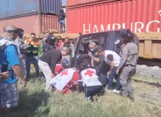 Un matrimonio de la tercera edad y su hija resultaron lesionados después de que la unidad en qué viajaban fue embestida por el tren.