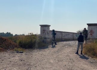 Encuentran restos humanos en bolsas de plástico en el Puente de Velas en Apaseo El Grande; en el lugar se aseguró una cartulina con un mensaje alusivo.