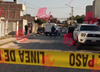 Un muerto y dos heridos graves fue el saldo de un ataque armado durante la madrugada de este lunes en una vivienda de la colonia Geovillas Los Sauces en Celaya.