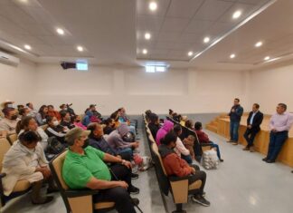 Se reunen con beneficiados de cuartos, techos y baños En Salvatierra.