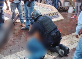 Dos personas resultaron lesionadas luego de caer de una escalera mientras trabajando en unas lámparas del Jardín Principal