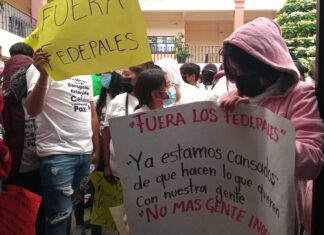 Celayenses se manifiestan en presidencia municipal; exigen cese de agentes federales.