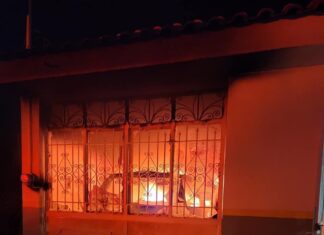 Pirotecnia provoca el incendio de una camioneta en la colonia Francisco Villa en Tarimoro