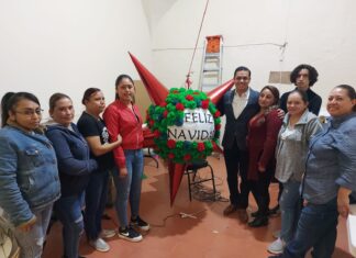 Grupo de Manos Mágicas crea parte de la decoración navideña de manera artesanal