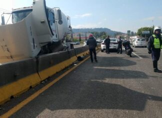 Choca revolvedora en la salida a #Pátzcuaro