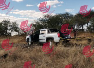 Localizan una camioneta abandonada en la calle La Presa de la colonia La Aldea , en YURIRIA.