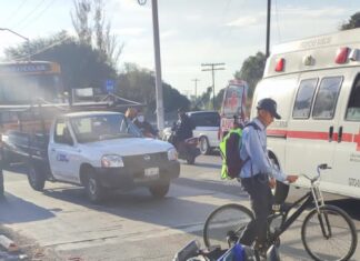 Motociclista muere arrollado por un camión de transporte en la Avenida de Acceso a Apaseo El Grande.
