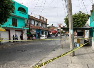 Agreden a balazos a un taquero y un cliente en la colonia Los Olivos; uno de ellos murió mientras recibía atención médica.