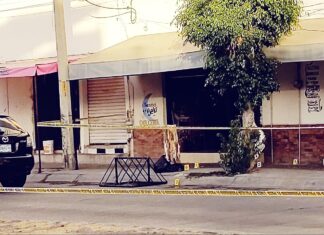 Dos hombres fueron atacados a balazos en la colonia Los Limones en León, uno murió en el lugar de los hechos, el otro fue trasladado, se reporta grave.