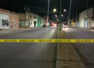 Ataques simultáneos en dos inmuebles de la colonia Benito Juárez en Celaya, dejo un saldo de cuatro personas sin vida y un herida grave.