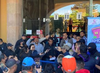 Habitantes de Rincón de Tamayo en Celaya se manifestaron en la Presidencia Municipal; no quieren que sus pozos de agua potable sean parte de la JUMAPA.