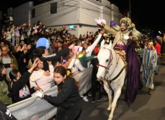 Irapuatenses disfrutaron de la edición número 48 de la ,» Cabalgata de Reyes Magos».