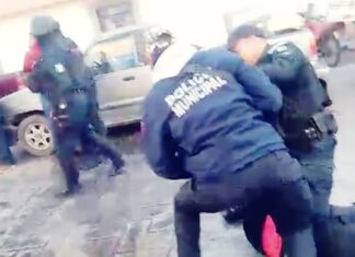 Detienen a comerciantes en Apaseo El Grande por obstruir la vía pública.