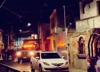 Sujetos armados intenta asaltar camión repartidor de refrescos en el Barrio de la Saluden Irapuato; no lo lograron e incendiaron el vehículo.