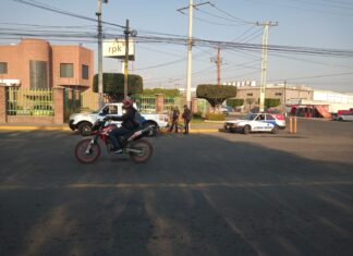 Muere trabajador de Bimbo en accidente, viajaba en moto y no portaba casco, atropello a una mujer.