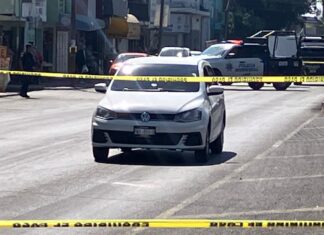 Don hombres que viajaban en un auto fueron agredidos a balazos en la colonia San Nicolás en León, uno murió en el lugar y el otro fue trasladado grave.