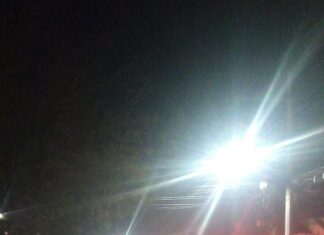 Cuatro personas lesionadas fue el saldo de un choque entre dos vehículos en la colonia Los Pinos en Celaya.