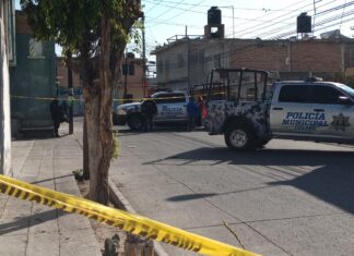 Un hombre armado amenaza a una mejor al interior de un domicilio en la colonia Ejidal, en Celaya; autoridades ya atienden el hecho.