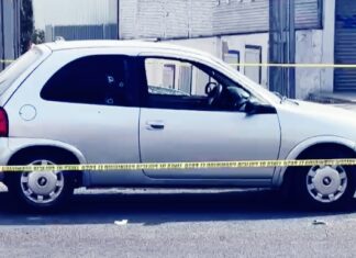 Tres personas que viajaban en un auto en la colonia Las Amalias en Leon, fueron agredidos a balazos, uno murió en el lugar.