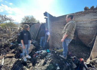 Alejandro Alanis, Alcalde de Valle de Santiago, atiende personalmente a pareja de adultos mayores que perdieron su patrimonio en un incendio anoche.