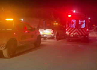 Sujetos abordo de una motocicleta dispararon en varias ocasiones a los ocupantes de un vehículo, una mujer murió como daño colateral.