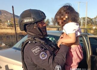 𝗣𝗼𝗹𝗶ci𝗮𝘀 𝗱𝗲 Pe𝗻𝗷𝗮𝗺𝗼 𝗿𝗲𝗮𝗻𝗶𝗺𝗮𝗻 𝗮 𝗻iñ𝗮 𝗱𝗲 𝟮 𝗮ñ𝗼𝘀 𝗾𝘂𝗲 𝘀𝘂𝗳𝗿𝗶o 𝗰𝗼𝗻𝘃𝘂𝗹𝘀𝗶o𝗻es.