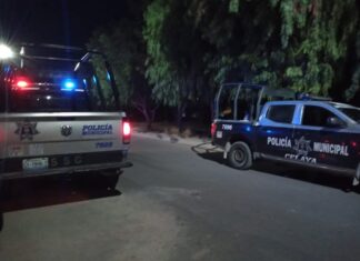 Dos hombres abordo de una motocicleta fueron atacados a balazos en la colonia Arboledas de San Rafael, en Celaya.