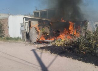 Quema de pastizal afecto una vivienda en la colonia Los Felipes, en Celaya.
