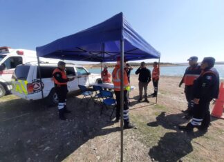 Cuerpos de rescate buscan a motociclista que se metió a nadar a la Presa de La Purisima.