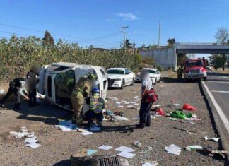 Vuelca vehículo en la Morelia-Pátzcuaro