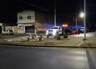 Encuentran un vehículo abandonado en la colonia Emiliano Zapata en Celaya; con una cartulina con un mensaje alusivo.