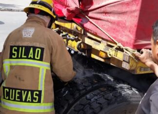 Bomberos de Silao extinguen incendio de un camión cargado de madera.