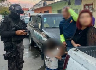 Policía de Celaya resguarda a menor extraviado.