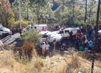Un muerto y 26 heridos fue el saldo de la volcadura de un autobús que transportaba peregrinos