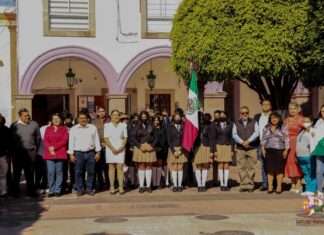Conmemoran el Día de la Bandera en Santiago Maravatio.