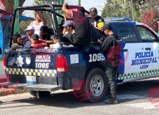 Detiene policía de León a cinco presuntos asaltantes, se les aseguro un arma de fuego y droga.