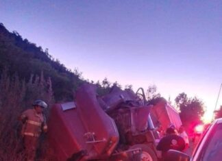 Hombre muere al volcar en su camión de carga