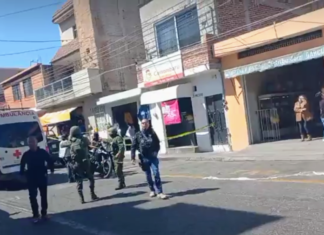 Un hombre fue asesinado al interior de un negocio de venta de pollo en la calle Democracia en Valle de Santiago.