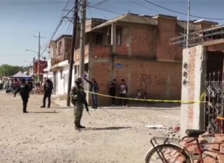 Motosicarios ejecutan a pareja de comerciantes en el tianguis de la Bajada de San Martín en Irapuato .