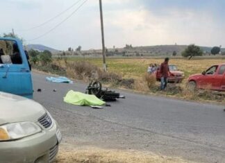Una pareja que viajaba en moto murieron después de que fueron arrollados por una camioneta en Valle de Santiago.