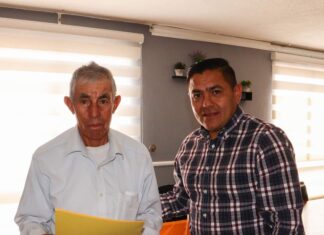 Doce familias de Santiago Maravatio tienen certeza jurídica de sus propiedades, recibieron su escritura pública.