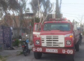 Tras pelea con su pareja sentimental, mujer prende fuego a su vivienda en Moroleón.